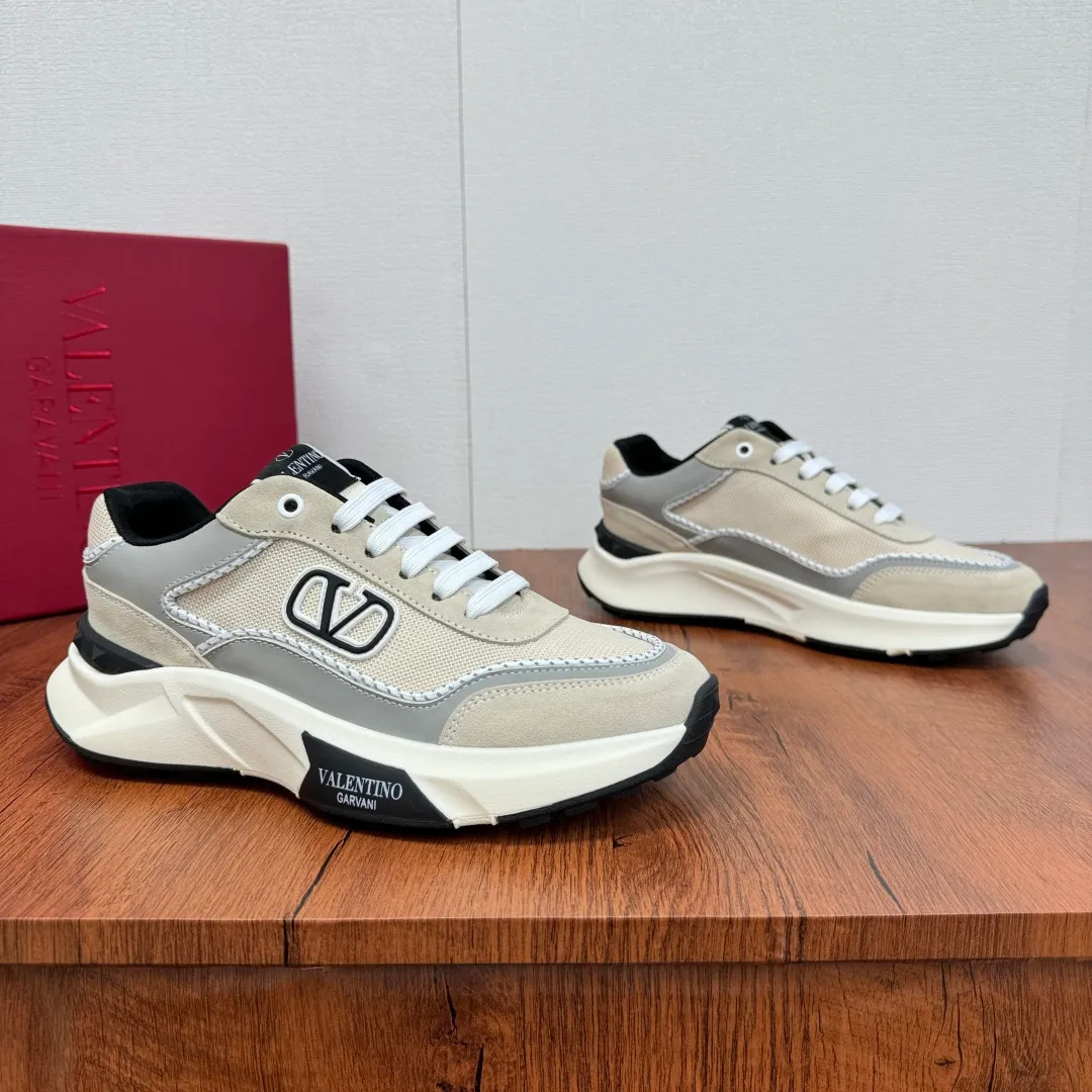 [Valentino] Top P: 820💰 Size: 39-44 leather shoe size (can be customized 38.45 cannot be returned or exchanged) VALENTION/Valentino FREEDOTS series new spring and summer men's sports shoes Lightweight and breathable casual thick-soled men's shoes Classic contrasting splicing design Suede cowhide stitching nappa calfskin + breathable technical mesh material Hot glue brand pattern badge logo details Delicate calfskin feet Lightweight mesh lining, ultra-light TPU foam rubber outsole, sports version, thick-soled style design, easy and versatile, multiple colors available, able to meet various matching needs, complete package! Item number: HL6688 Beige